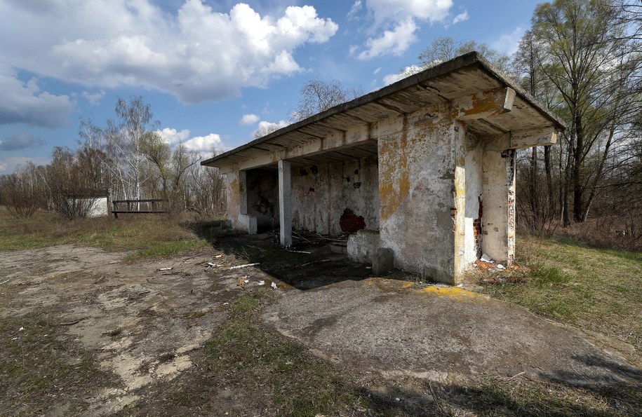 W Czarnobylu nadal znajdują się pozostałości domów, z których kiedyś musieli uciekać mieszkańcy miasta /SERGEY DOLZHENKO /PAP/EPA