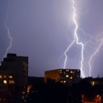 urządzenia W czasie burzy odłączasz sprzęt od prądu? Ekspert wyjaśnia czy to konieczne