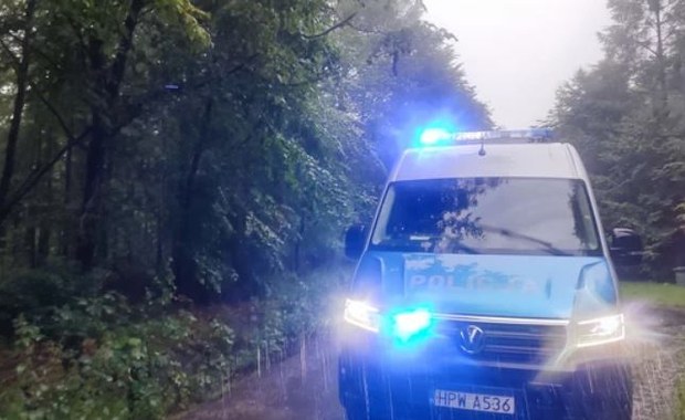 W czasie deszczu i wiatru policjanci odnaleźli zagubionego grzybiarza