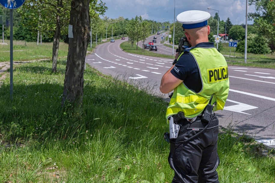 W czasie długiego weekendu na drogi w całym kraju wyjedzie więcej policyjnych patroli /Shutterstock