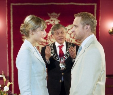 W czasie emisji sitcomu Małgorzata Socha była najbardziej znana dzięki roli w serialu "Złotopolscy", w którym wcieliła się w córkę... Wonsa (tak miał na nazwisko bohater grany przez Krzysztofa Stelmaszyka). 

Piotr Adamczyk był już uznaną gwiazdą polskiego kina. Dwa lata wcześniej w "Pragnieniu miłości" wcielił się w postać Fryderyka Chopina. W 2004 oglądaliśmy go już w roli Karola Wojtyły w filmie "Karol - człowiek, który został papieżem".