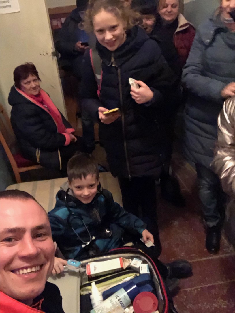 W czasie ewakuacji do schronu pan Kamil starał się zająć dzieciom czas /arch. prywatne Kamila Wawrzyniaka  /materiał zewnętrzny