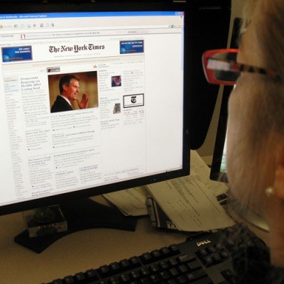 W czasie, gdy spada sprzedaż gazet, firmy medialne szukają dochodów z ich stron internetowych /AFP