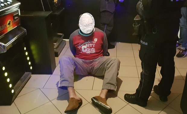 W czasie kontroli lokalu z automatami groził bronią