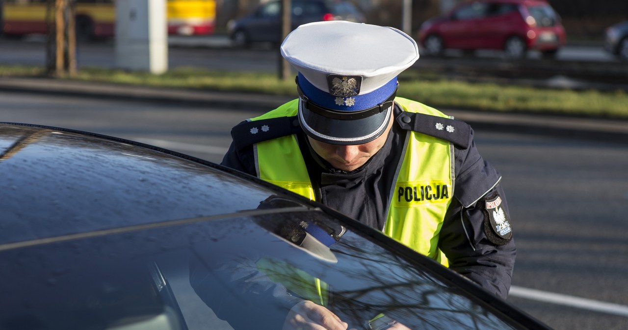 W czasie kontroli zamiast prawa jazdy będzie można pokazać cyfrowy certyfikat. W przyszłym miesiącu ruszyć ma cyfrowe tymczasowe prawo jazdy w aplikacji mObywatel 2.0 /Wojciech Koziol / Forum /Agencja FORUM