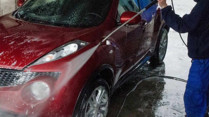 W czasie mycia samochodu należy pamiętać, by nie trzymać lancy zbyt blisko karoserii, bo może to spowodować uszkodzenie lakieru. /ANDRZEJ ZBRANIECKI /East News
