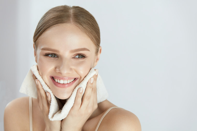 W czasie mycia twarzy codziennie używaj innego ręcznika /123RF/PICSEL
