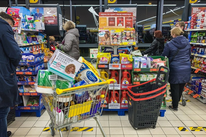 W czasie pandemii Polacy zdecydowanie omijają sobotnie zakupy /Karol Makurat /Reporter