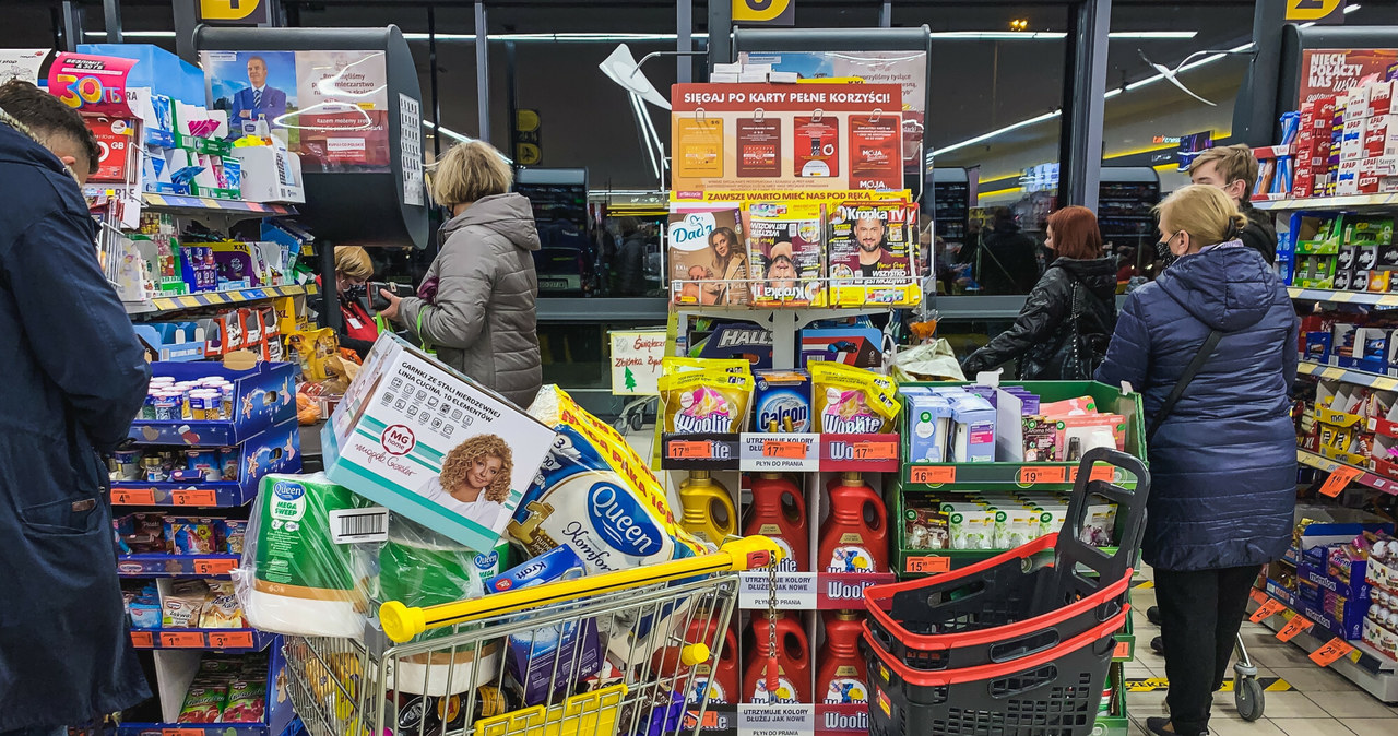 W czasie pandemii Polacy zdecydowanie omijają sobotnie zakupy /Karol Makurat /Reporter