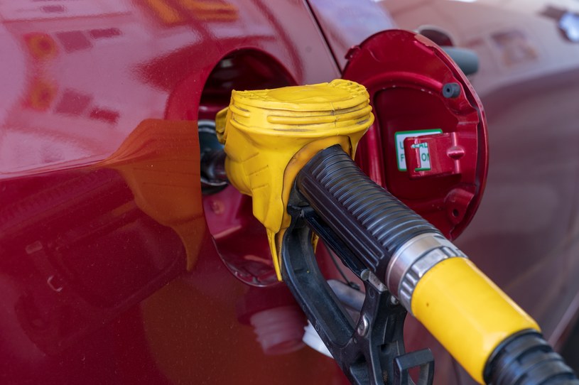 W czasie pobytu na stacji benzynowej może zdarzyć się, że klapka wlewu paliwa nie będzie chciała się otworzyć. /123RF/PICSEL