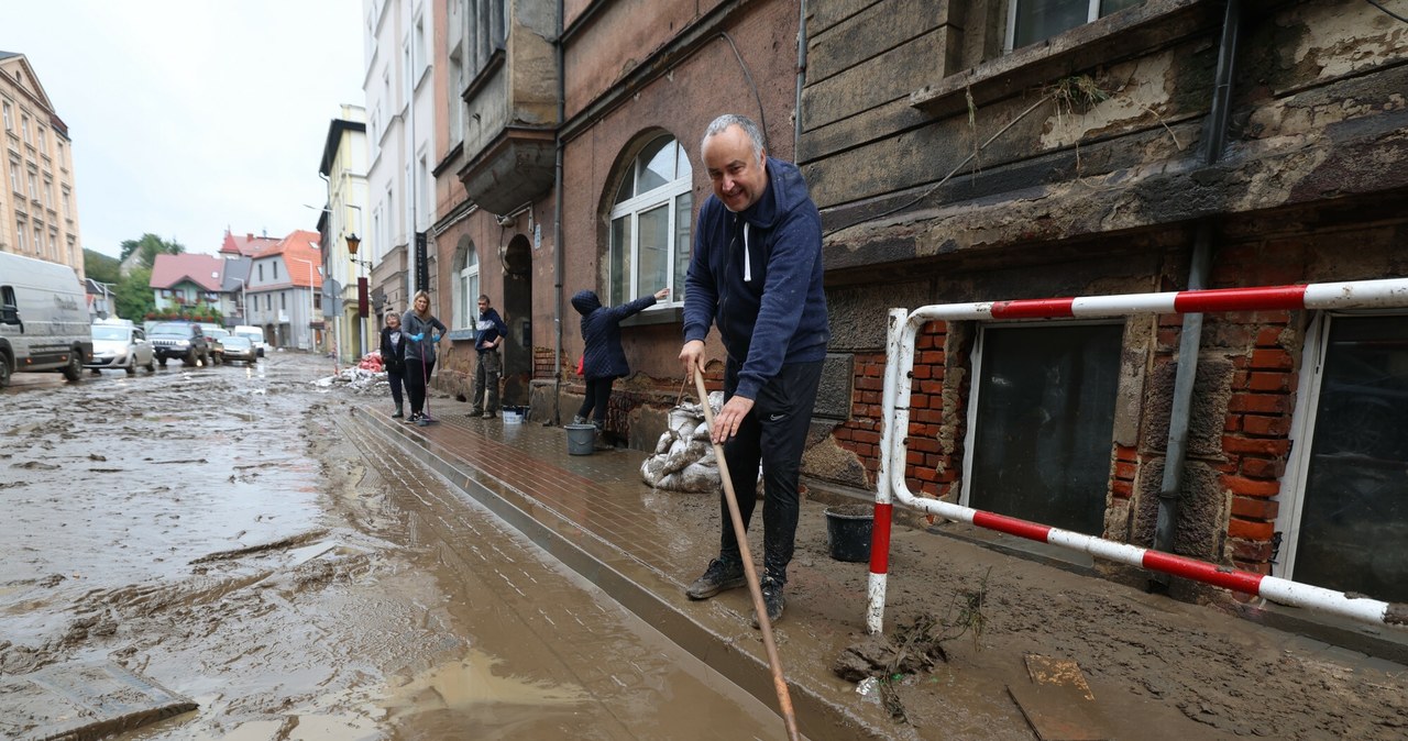 W czasie powodzi należy zachować szczególne środki ostrożności, by zmniejszyć ryzyko zakażenia bakteriami / Andrzej Iwanczuk /East News