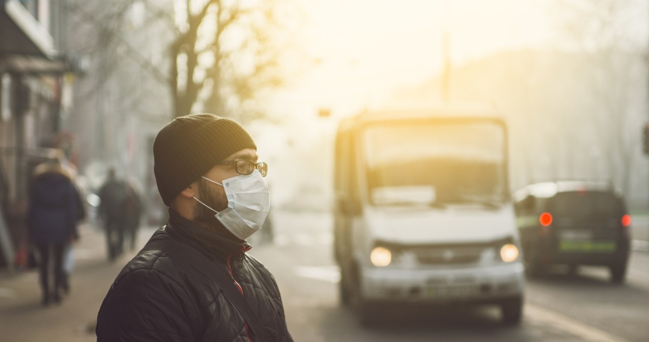 W czasie takich epizodów, jak ten z 20 stycznia w Krakowie, najlepiej ograniczyć wychodzenie z domu do minimum. /123RF/PICSEL