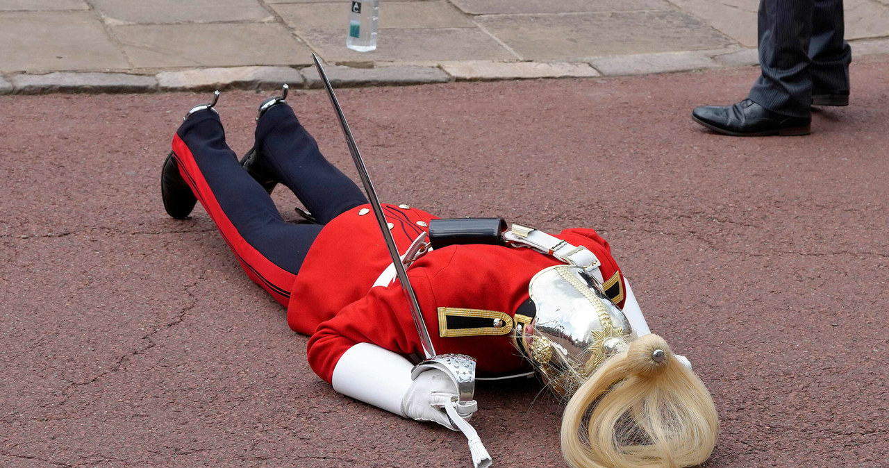 W czasie uroczystości członek The Life Guards stracił przytomność /KIRSTY WIGGLESWORTH/AFP/East News /East News