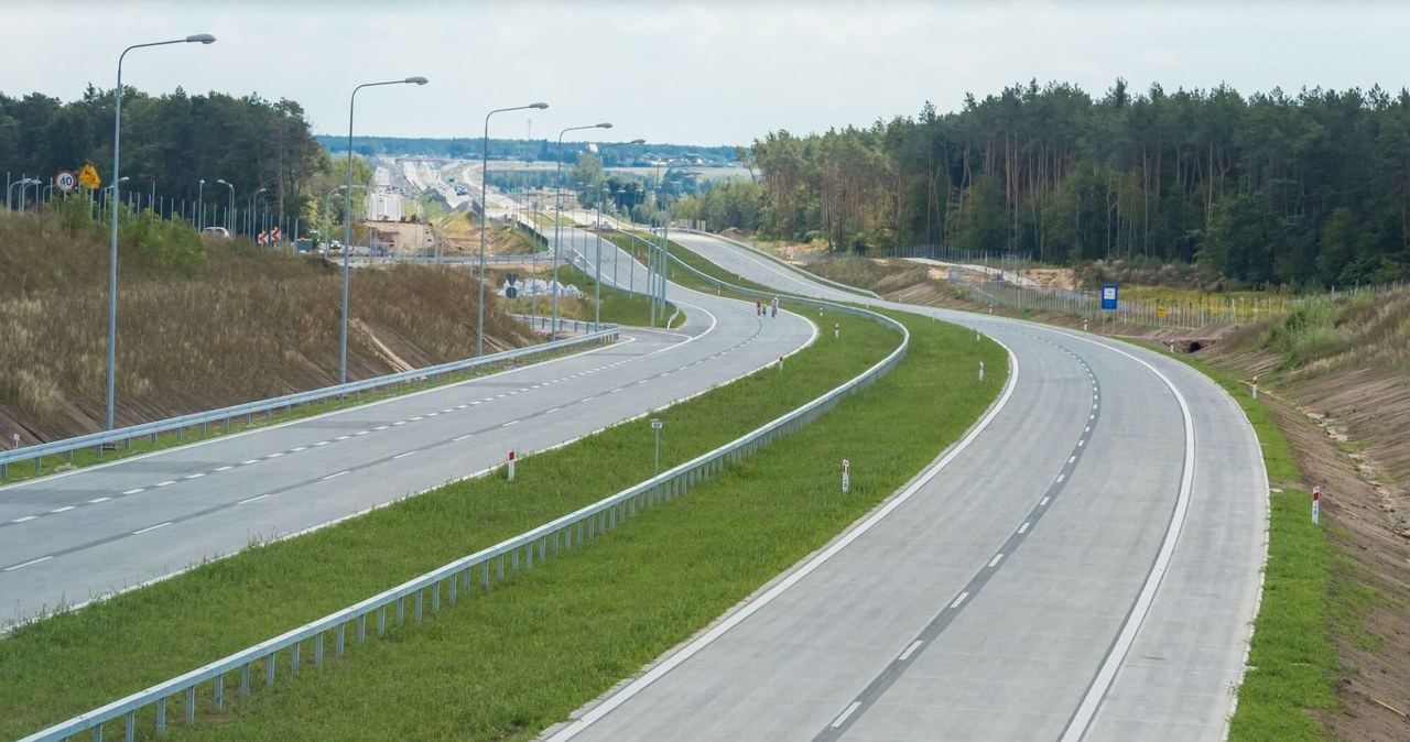 W czasie wakacji kierowcom udostępniono 76 km nowych dróg. /ARKADIUSZ ZIOLEK/East News /East News