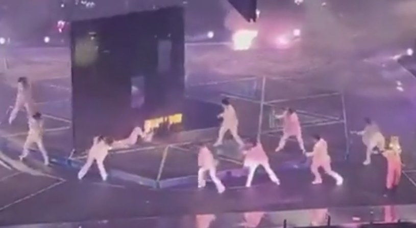 W czasie występu boysbandu "Mirror" na scenę spadł ekran /Twitter/"Christian Siu /materiał zewnętrzny