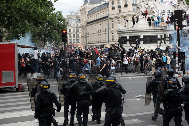 W czasie zamieszek poszkodowanych zostało co najmniej 4 policjantów /CHRISTOPHE PETIT TESSON /PAP/EPA