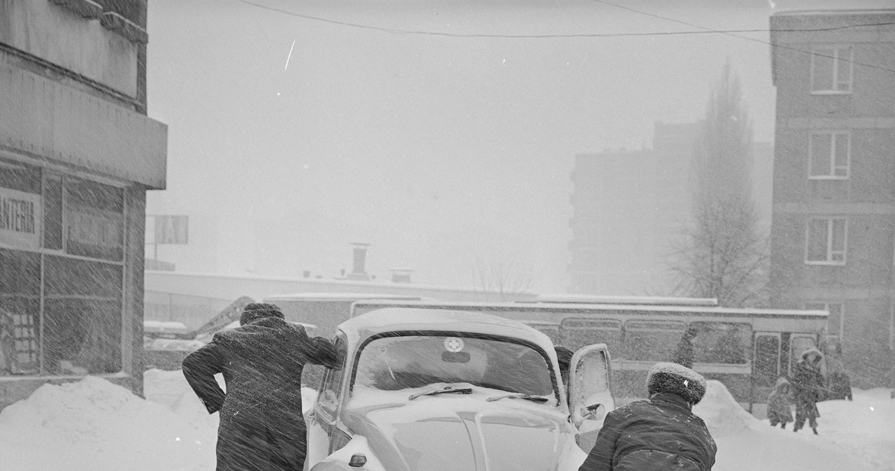 W czasie "zimy stulecia" kierowcy musieli prosić o pomoc przypadkowych przechodniów / zdjęcie: Narodowe Archiwum Cyfrowe /domena publiczna