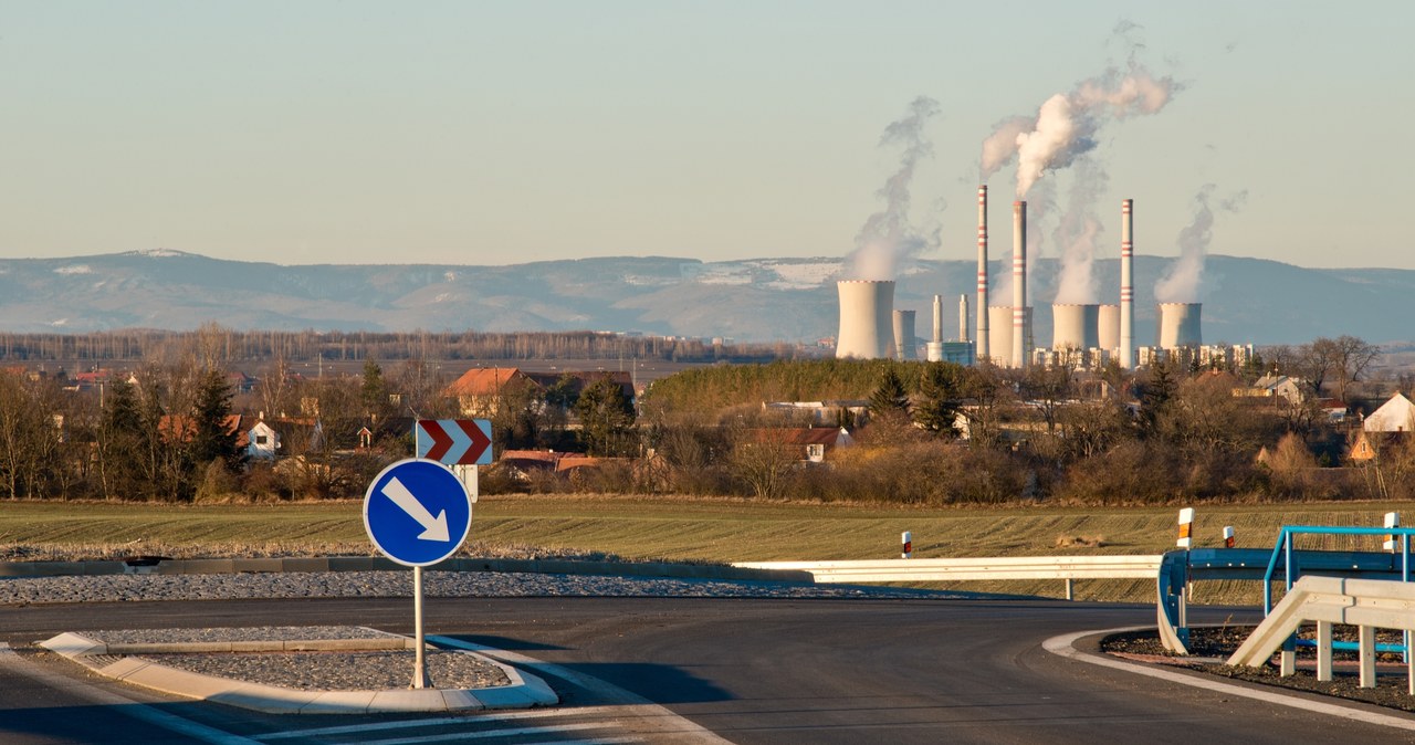 W Czechach w górę opłaty za zanieczyszczenie, hałas i myto dla przewoźników. Nz. skrzyżowanie koło elektrowni Počerady /123RF/PICSEL