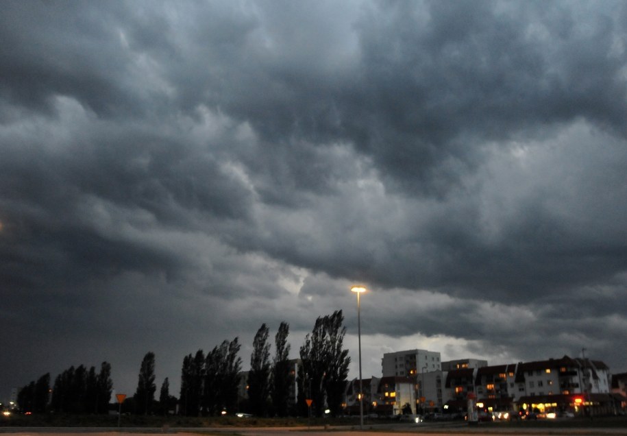 W czerwcu warto mieć pod ręką parasolkę /Marcin Bielecki /PAP