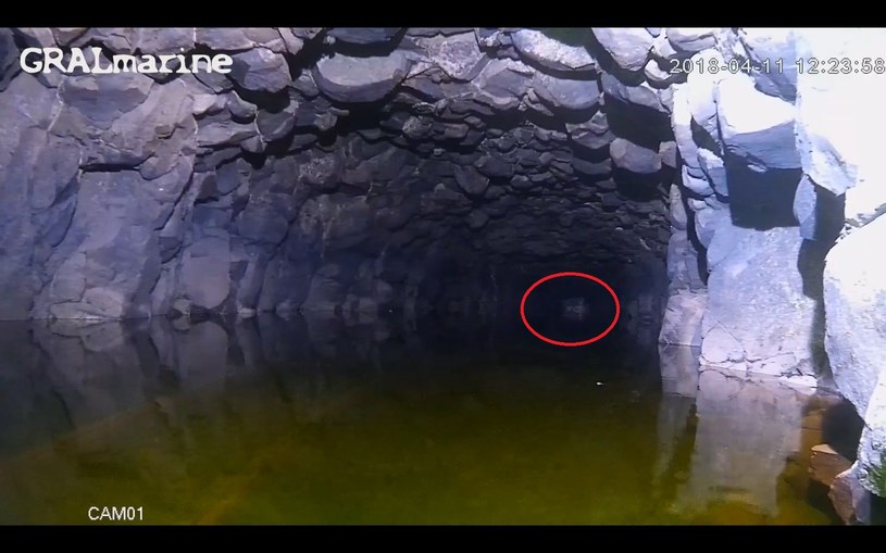 W czerwonej ramce zaznaczony w głębi korytarza obiekt – prawdopodobnie wózek górniczy lub... skrzynie /Odkrywca