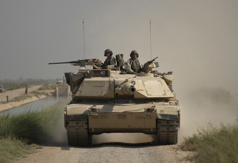 W czołgach M1A1 i M1A2 Abrams według doniesień zubożony uran może zostać wykorzystany jako dodatkowe zewnętrzne płytki pancerza bądź zostać obudowany przez stal lub ceramikę, stając się wewnętrzną częścią pancerza kompozytowego