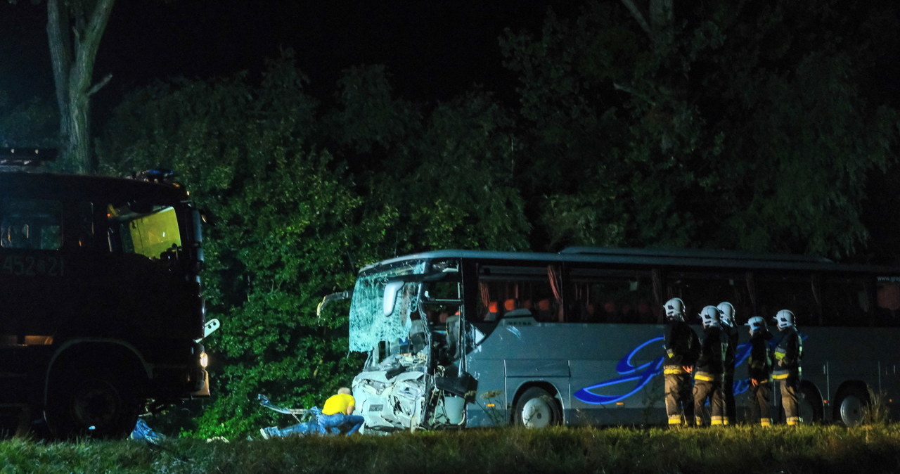 W czołowym zderzeniu busa z autokarem zginęło 9 osób z busa. Kierowca autokaru został ranny /Hanna Bardo /PAP