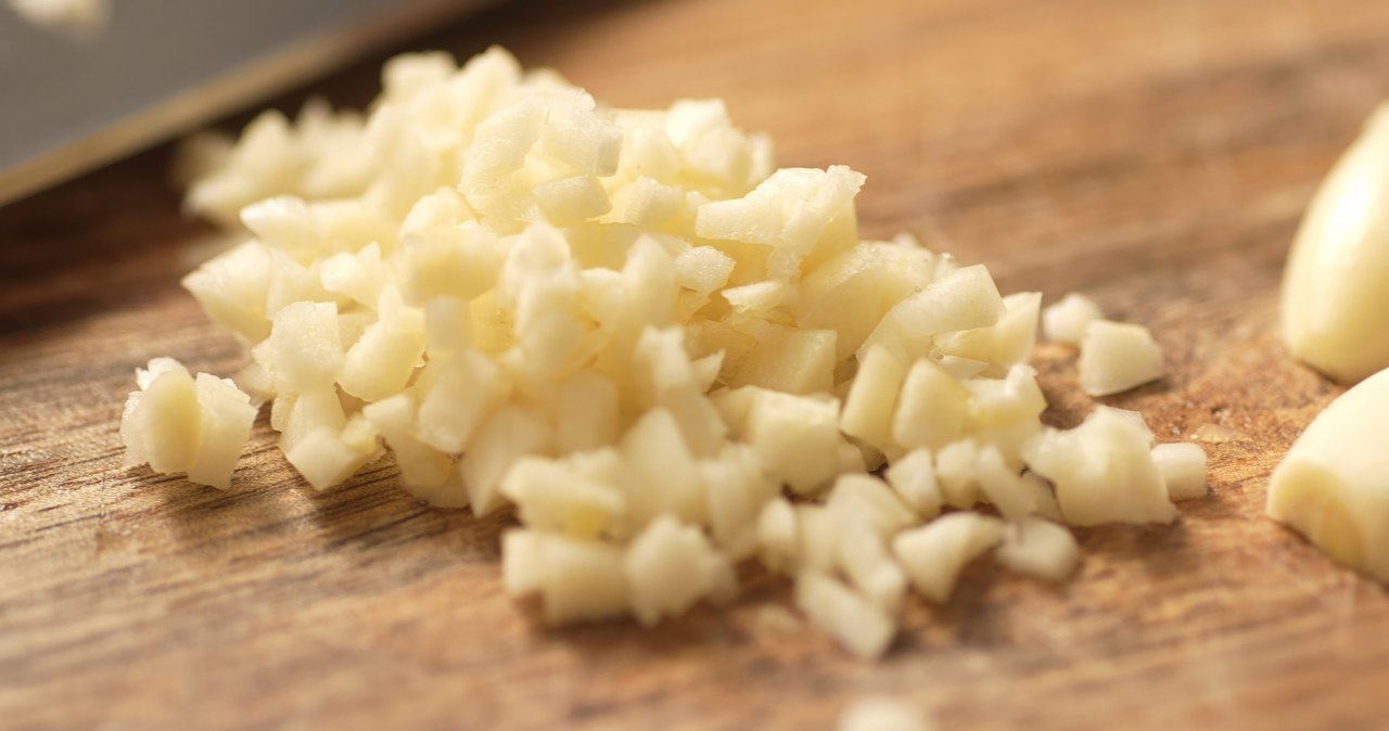 W czosnku znajduje się allicyna, która działa jak naturalny antybiotyk /kondr2014 /123RF/PICSEL