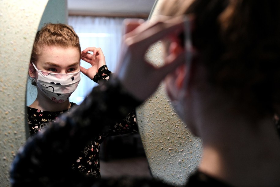 W czwartek, 16 bm. wchodzi obowiązek zakrywania ust i nosa w przestrzeni publicznej /Darek Delmanowicz /PAP