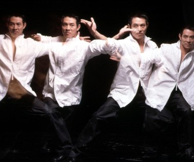 W czwartek, 26 kwietnia, chiński gwiazdor Jet Li obchodzi 55. urodziny. 

W wieku ośmiu lat zaczął trenować chińskie sztuki walki. Wszedł w skład pierwszego chińskiego zespołu wu-shu, który z komunistycznych Chin wyjechał na Zachód z pokazami chińskich sztuk walki. Występował w USA, także w Białym Domu, na specjalnym pokazie dla prezydenta Richarda Nixona. W latach 1975-1979 Li zdobywał co rok tytuł mistrza Chińskich Narodowych Sztuk Walki.