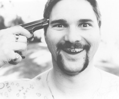 W czwartek, 9 sierpnia, australijski aktor Eric Bana obchodzi 50. urodziny.

Kinową karierę rozpoczął od pamiętnej ekranowej transformacji. W 2000 roku, po kilku latach udanych występów komediowych w telewizji, Bana otrzymał rolę sławnego przestępcy Marka "Choppera" Reada w biograficznym "Chopperze". Do roli wskazał go zresztą sam zainteresowany. Bana przestudiował zachowanie, sposób poruszania i odruchy przestępcy. By bardziej się do niego upodobnić, przytył prawie 14 kilogramów. Metamorfoza opłaciła się. Bana otrzymał nagrodę Australijskiego Instytutu Filmowego dla najlepszego aktora, a "Chopper" pomógł mu rozpocząć międzynarodową karierę. 