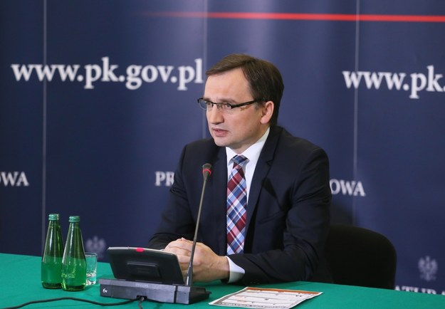 W czwartek CBA zatrzymało w Warszawie osiem osób, które miały wyrządzić Skarbowi Państwa i spadkobiercom szkodę na ponad 46 mln zł /Paweł Supernak /PAP