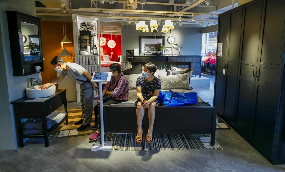 W czwartek decyzja ws. ewentualnego otwarcia sklepów meblowych /ALEX PLAVEVSKI /PAP/EPA