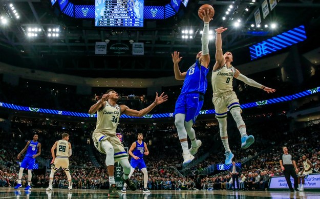 W czwartek koszykarze Milwaukee zagrają z Los Angeles Lakers /PAP/EPA/TANNEN MAURY  /PAP/EPA