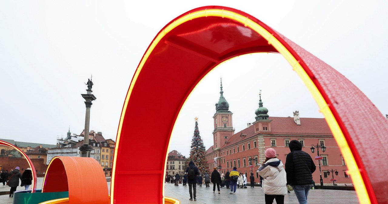 W czwartek niż Vanja przyniesie do Polski ochłodzenie i dużo opadów deszczu i deszczu ze śniegiem. IMGW ostrzega przed mgłami /Szymon Pulcyn /PAP