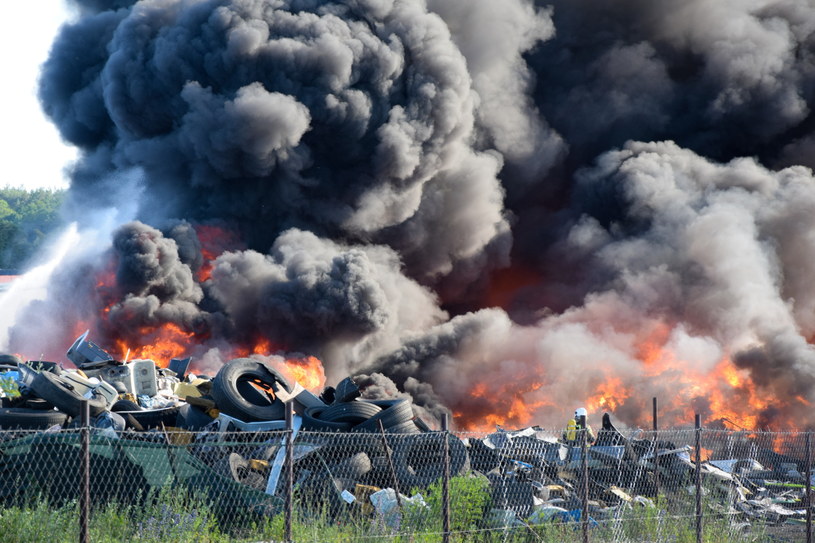 W czwartek w Lęborku doszło do groźnie wyglądającego pożaru odpadów /Jan Dzban /PAP