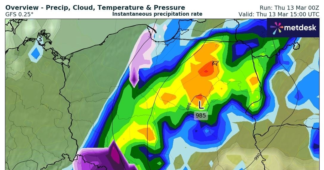 W czwartek w większości dnia pojawią się ulewy, a miejscami spadnie też deszcz ze śniegiem. Na południowym wschodzie możliwe burze /wxcharts /