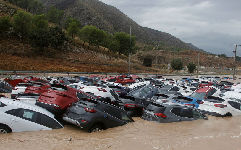 W czwartek wieczorem w niektórych miejscowościach wschodniej części Hiszpanii spadła rekordowa ilość wody – 100 litrów na metr kwadratowy w ciągu zaledwie dwóch godzin /MORELL /PAP/EPA