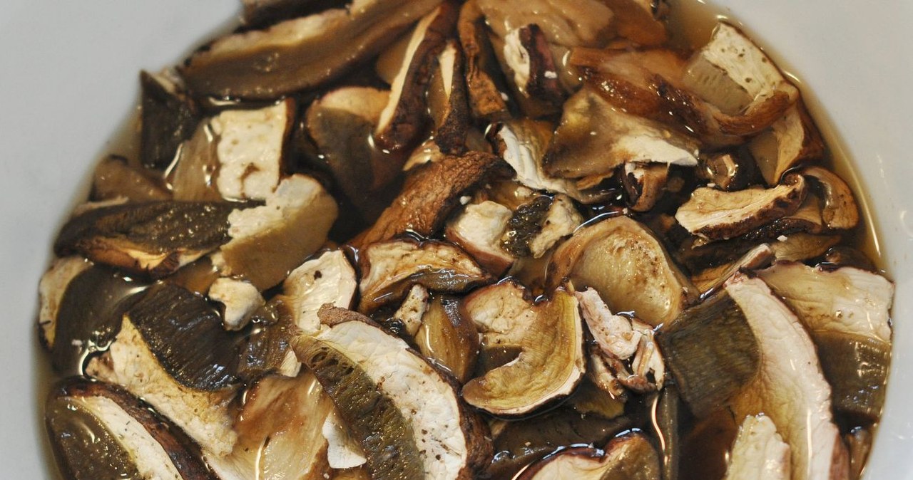 W czym najlepiej moczyć grzyby, żeby nie były gorzkie? /scrisman /Canva Pro