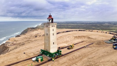 W Danii przeniesiono 120-letnią latarnię. 70 metrów w głąb lądu