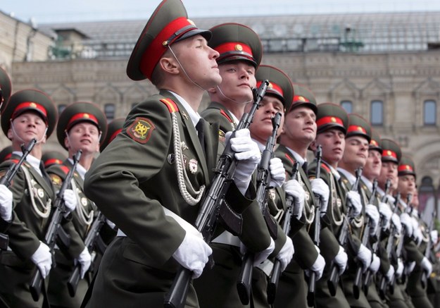 W defiladzie bierze udział ponad 11 tys. żołnierzy /YURI KOCHETKOV /PAP/EPA