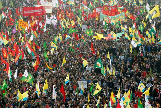 W demonstracji brało udział 20 tys. Kurdów /Roland Weihrauch    /PAP/EPA