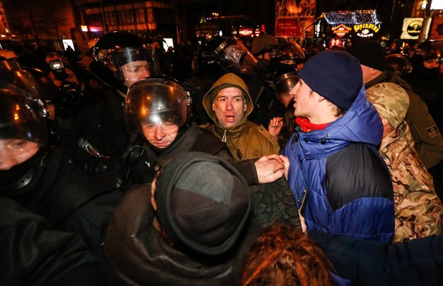 W demonstracji na głównym placu stolicy Ukrainy uczestniczyło w godzinach wieczornych około tysiąca osób /ROMAN PILIPEY /PAP/EPA