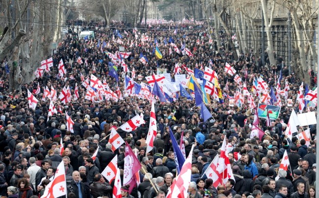W demonstracji wzięło udział kilkadziesiąt tysięcy osób /ZURAB KURTSIKIDZE /PAP/EPA