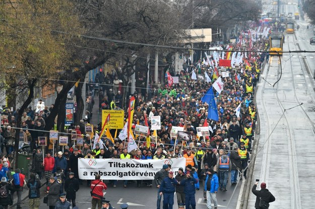 W demonstracji wzięło udział wiele tysięcy osób /ZSOLT SZIGETVARY    /PAP/EPA