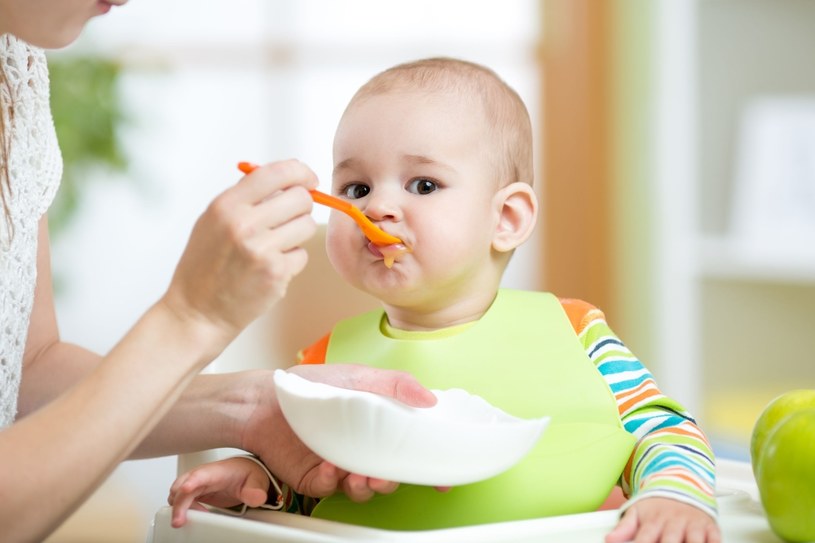 W diecie dziecka nie może zabraknąć świeżych warzyw i owoców, zwłaszcza zimą, kiedy spada jego odporność /123RF/PICSEL
