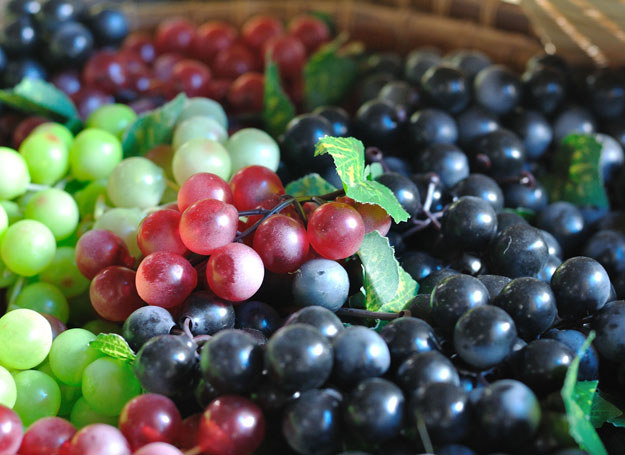 W diecie osób dbających o wzrok powinny znaleźć się też winogrona /123RF/PICSEL