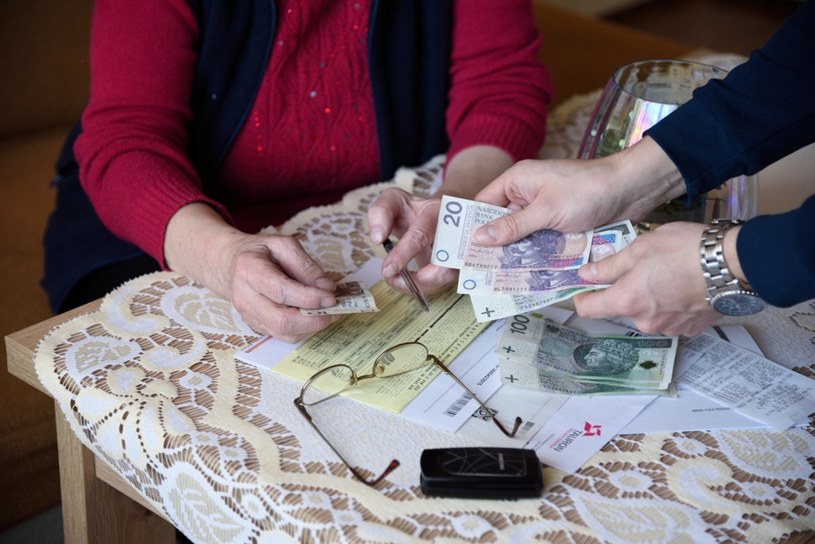 W dobie inflacji każdy sposób, który przyczyni się do zredukowania ilości zużytego prądu jest na wagę złota /Bartłomiej Magierowski /East News