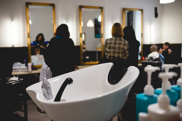 W dobrych salonach fryzjerskich płyny dezynfekujące obecne są od zawsze /Magdalena Grajnert /RMF FM