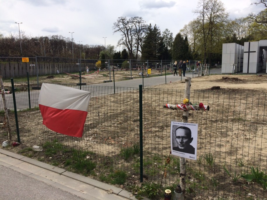 W dołach śmierci na Łączce pogrzebano prawdopodobnie ponad 200 osób /Mariusz PIekarski /RMF FM