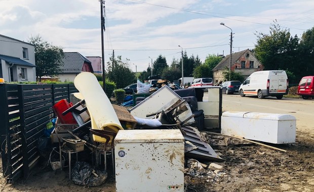 "W domu fetor jak z szamba". Wielkie sprzątanie w nyskim Zamłyniu